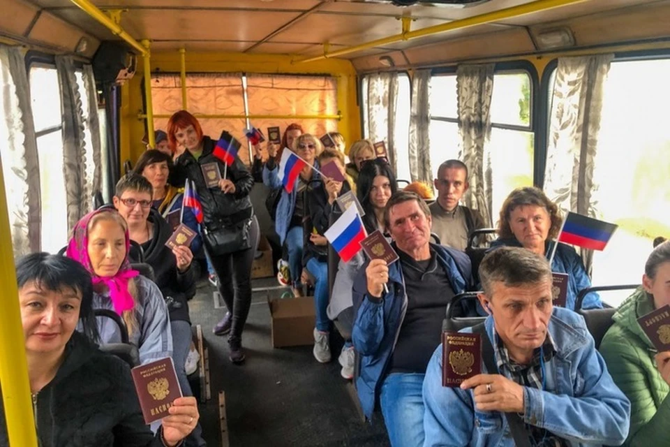Жители Донбасса выезжали на автобусах, чтобы проголосовать на 15 избирательных участках в Ростовской области. Фото. ОД «ДР»
