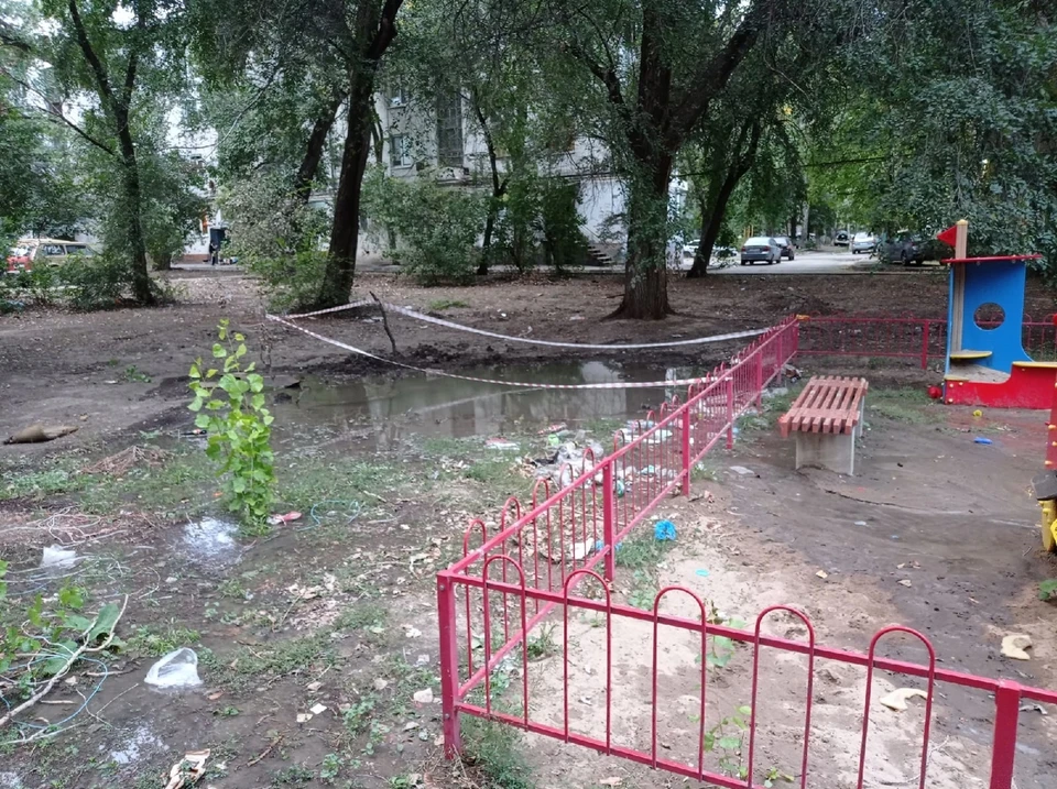 Вода в октябрьском районе саратова сегодня. Дворы Саратова. Октябрьский район Саратов улицы. Происшествие Октябрьский. Саратов фото в луже.