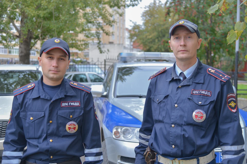 Сотрудник ДПС Константин Калинин с коллегой. Фото: Пресс-служба МВД РФ