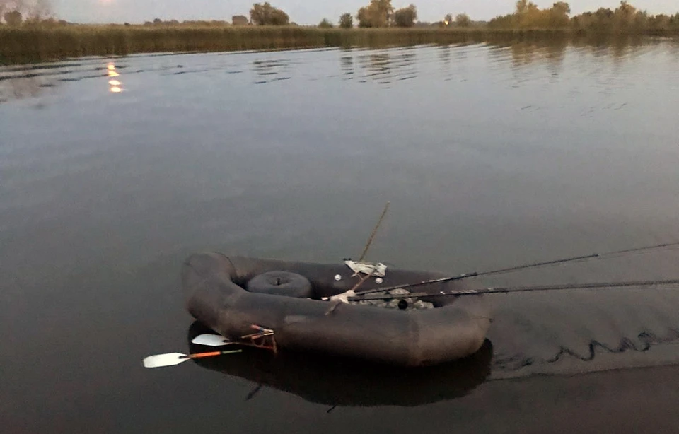 Местные рыбаки нашли брошенную лодку с удочками. Фото: ПСС Самарской области