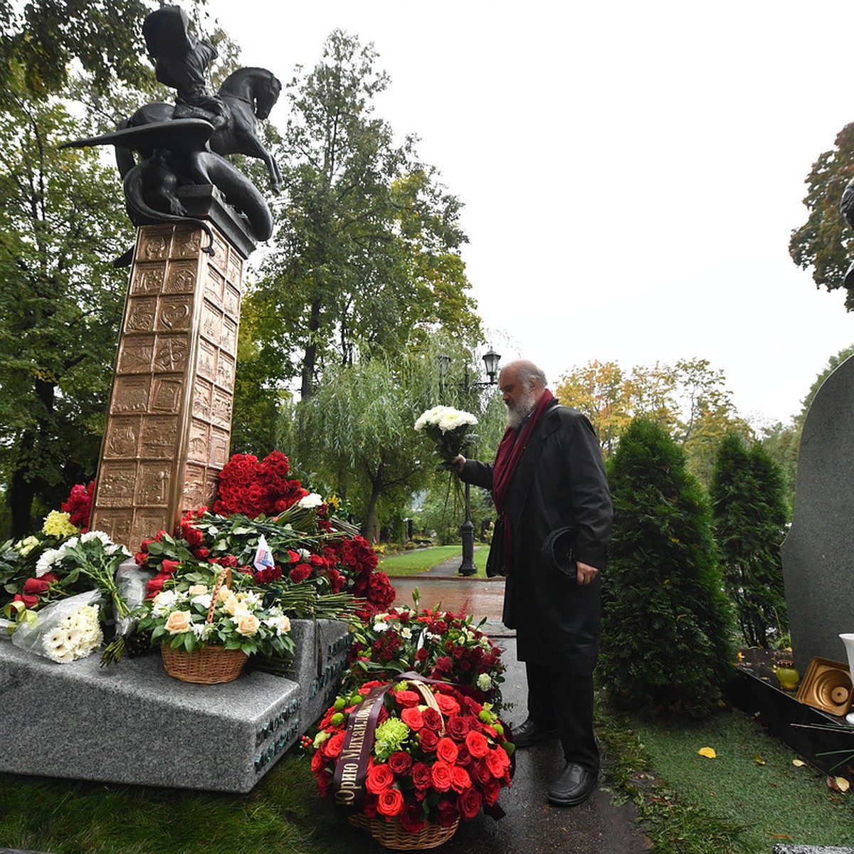 На могиле Юрия Лужкова установили новый памятник — бронзового Георгия  Победоносца - KP.RU