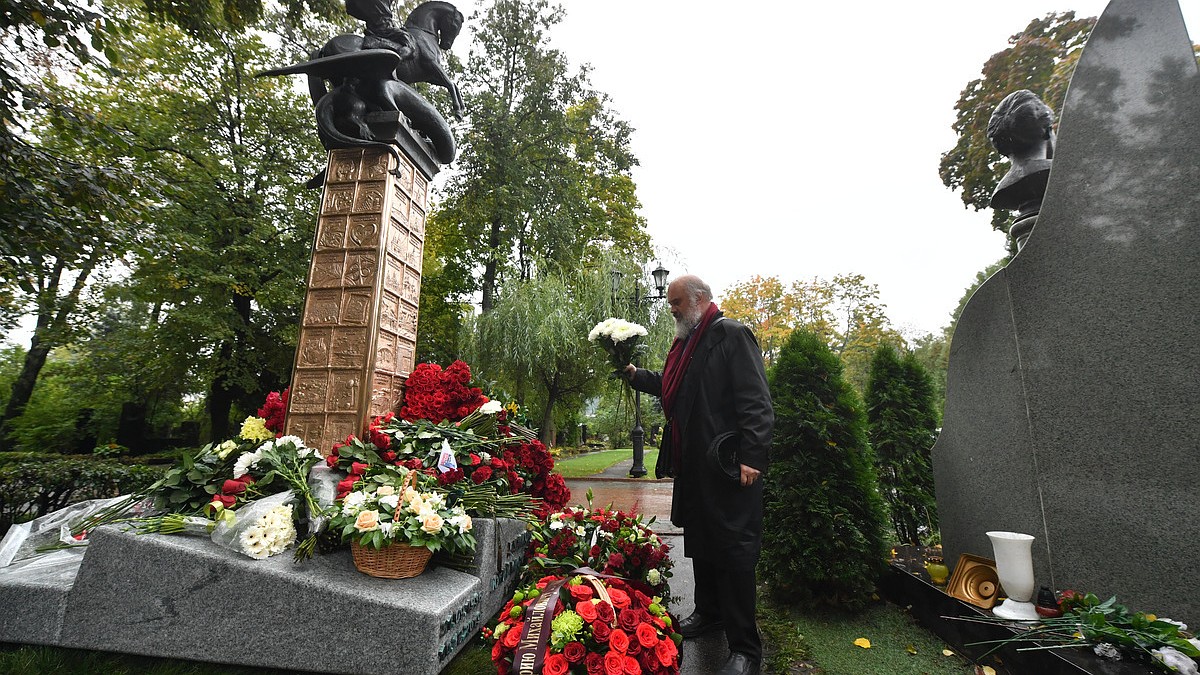 На могиле Юрия Лужкова установили новый памятник — бронзового Георгия  Победоносца - KP.RU