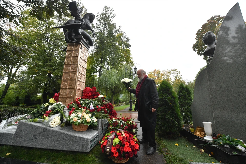 21 сентября в день рождения Юрия Лужкова на Новодевичьем кладбище, где два года назад был похоронен бывший мэр столицы, открыли новый памятник.