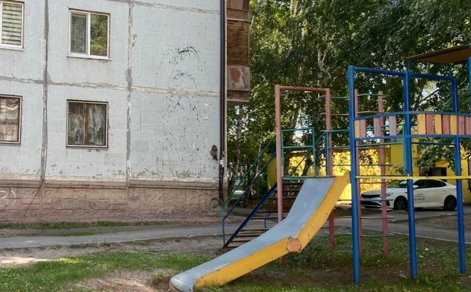 В Тюмени демонтировали опасную детскую площадку. Фото - ОНФ.
