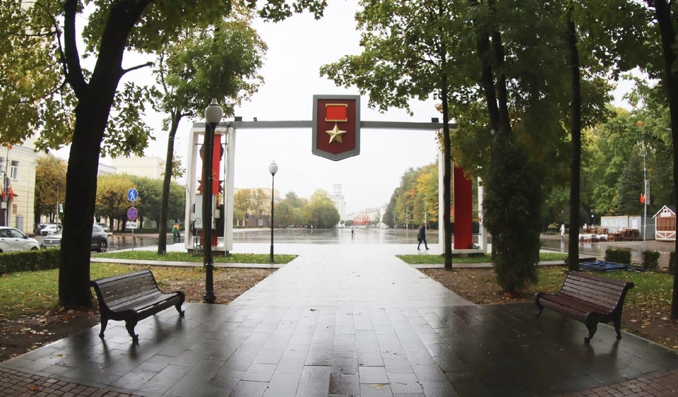 Лавочки устанавливают в сквере имени Клименко в Смоленске. Фото: пресс-служба администрации города Смоленска.