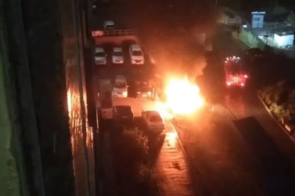 В Октябрьском районе Новосибирска сгорели два автомобиля. Фото: Кадр из видео
