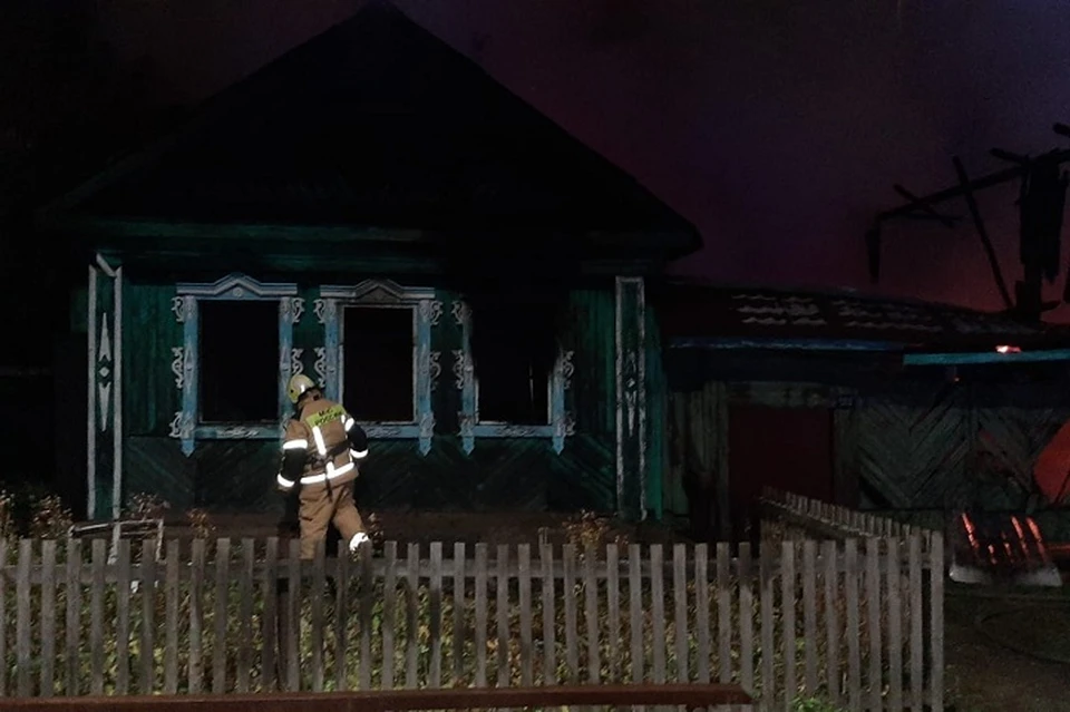 Когда дом загорелся, в нем находились две женщины и четверо детей Фото: ГУ МЧС по Свердловской области