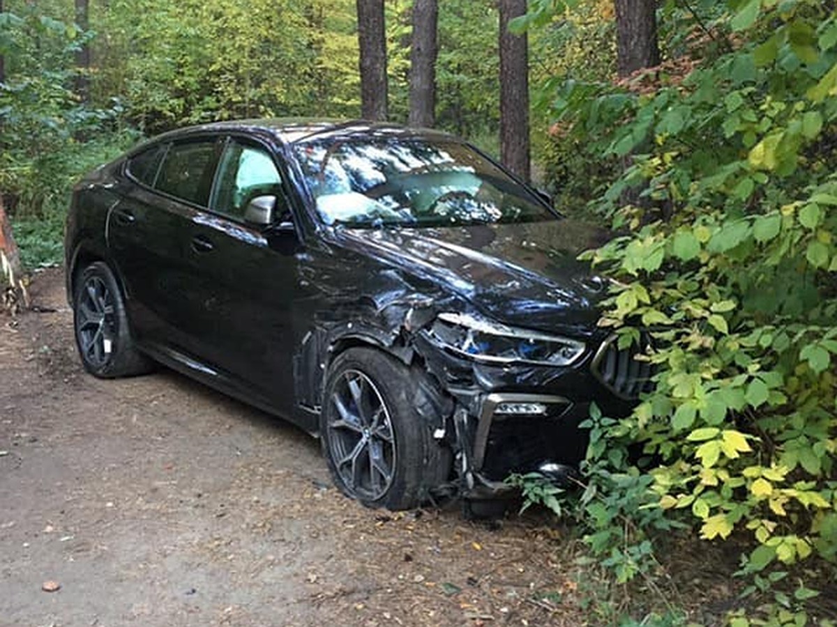 В Шарташском лесопарке водитель BMW врезался в дерево и ушел, бросив машину  среди деревьев - KP.RU