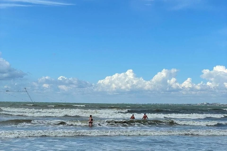 В Анапе туристы продолжают купаться в Черном море.