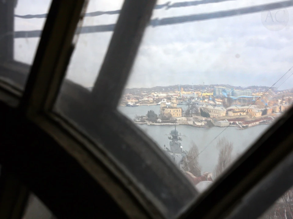 Из окна открывает вид на Корабельную сторону Севастополя фото: группа "Архитектура Севастополя"