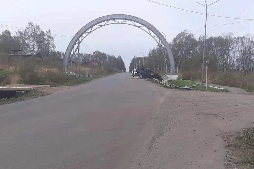 Водитель влетел в бетонную арку в Советской Гавани. Фото: УГИБДД Хабаровского края.