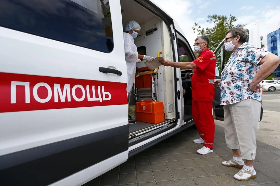 Чтобы сделать прививку, жителям пяти россошанских домов нужно будет просто выйти во двор, захватив с собой документы. Фото: администрация Россошанского района, ВКонтакте.