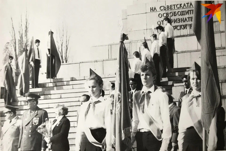 9 мая посольская школа устраивала парад у памятника Советским воинам-освободителям. Фото: личный архив