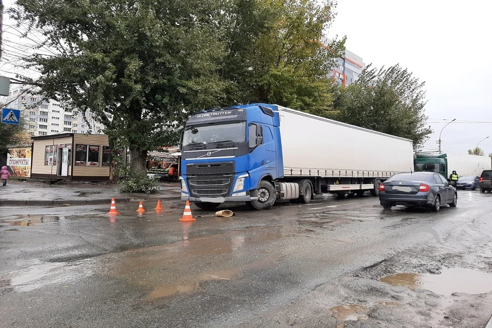 В Новосибирске грузовик сбил женщину на пешеходном переходе. Фото: ГИБДД по Новосибисрку.