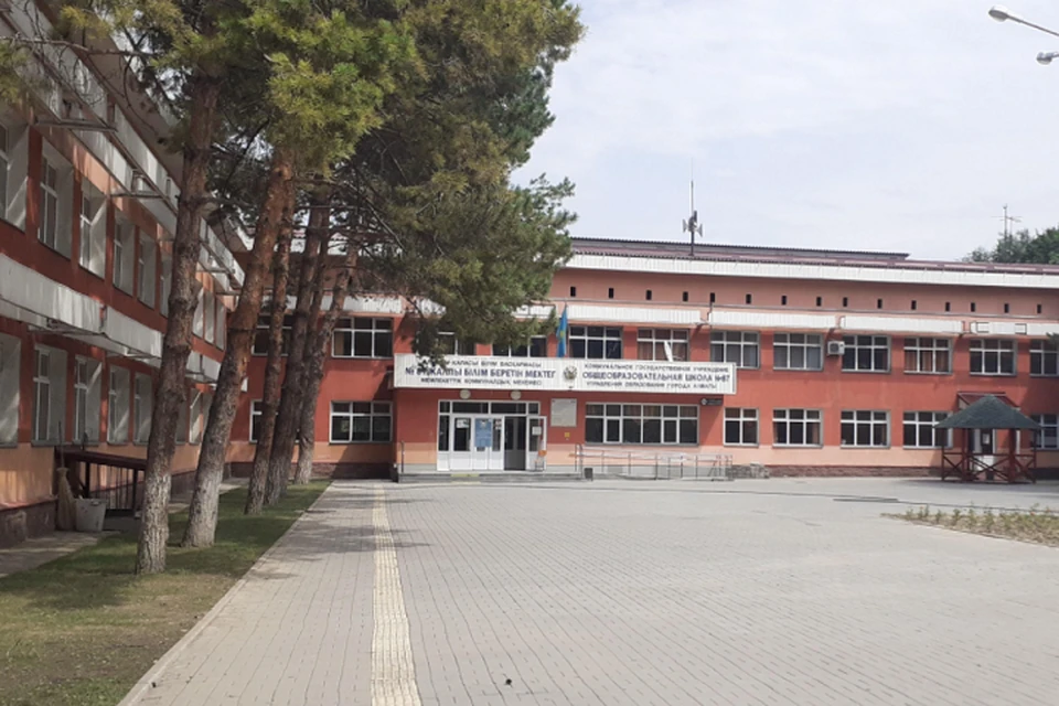 В социальных сетях и мессенджерах казахстанцы сообщают о том, что в алматинской школе №87 педагоги перестали обращаться к детям по именам и фамилиям.