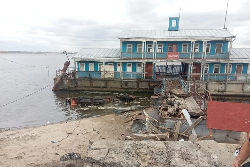 Водитель грузовика смог выбраться наружу и выжить.