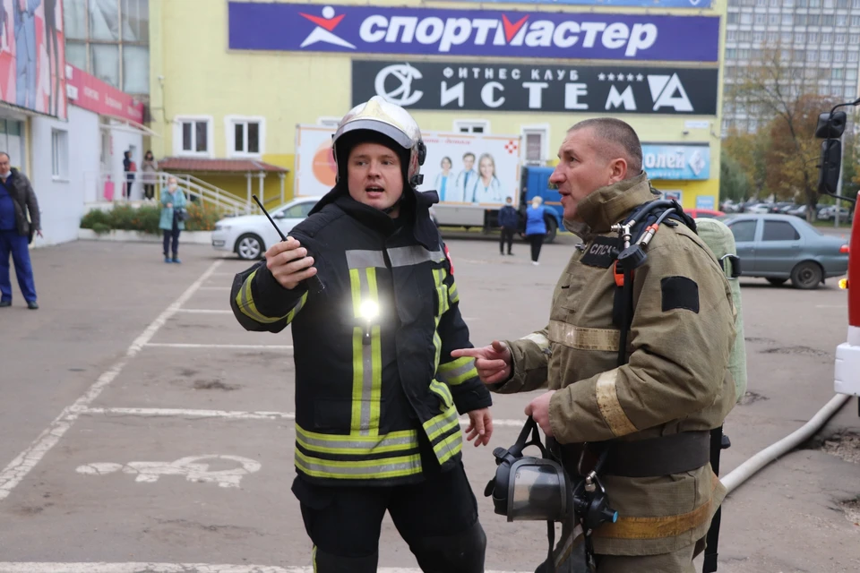 МЧС опубликовало видео пожара в ТЦ "Тургеневский"