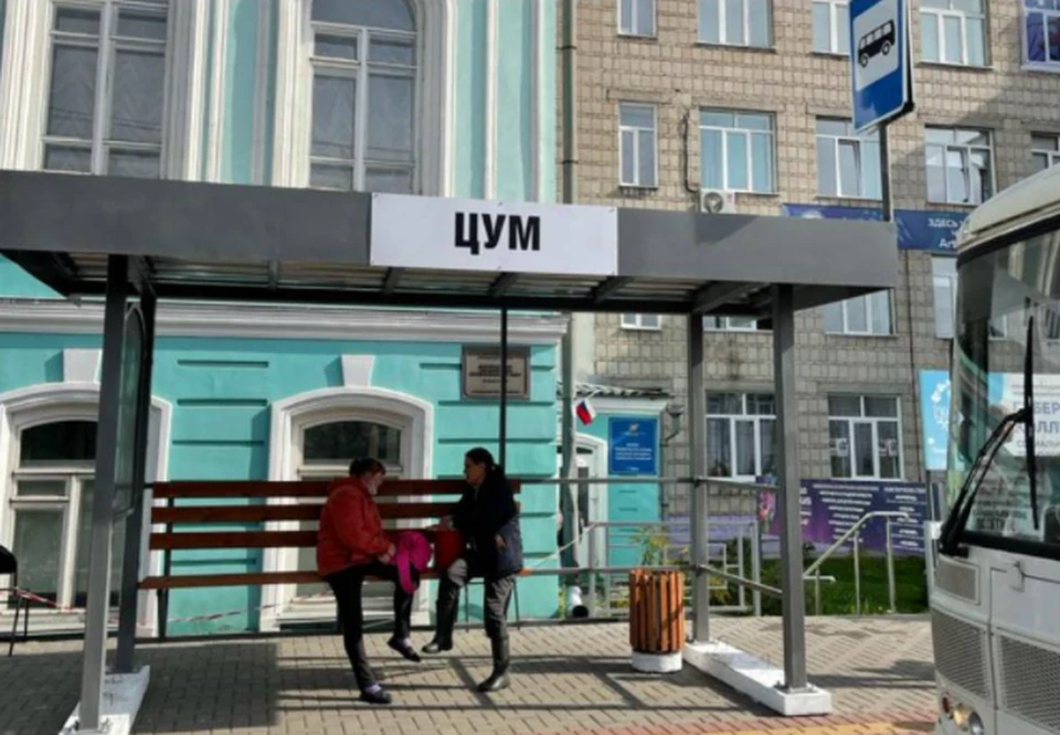 Временно для удобства пассажиров, ожидающих автобусы и троллейбусы, около Губернаторского колледжа социально-культурных технологий и инноваций