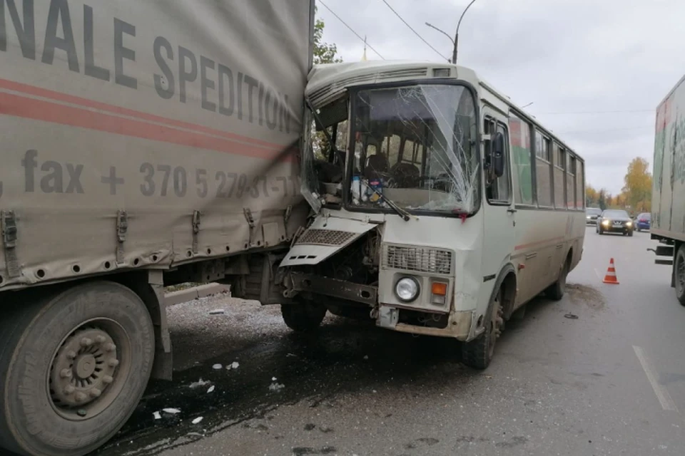 Автобус въехал в грузовик, припаркованный на краю дороги. Фото: vk.com/gibdd43