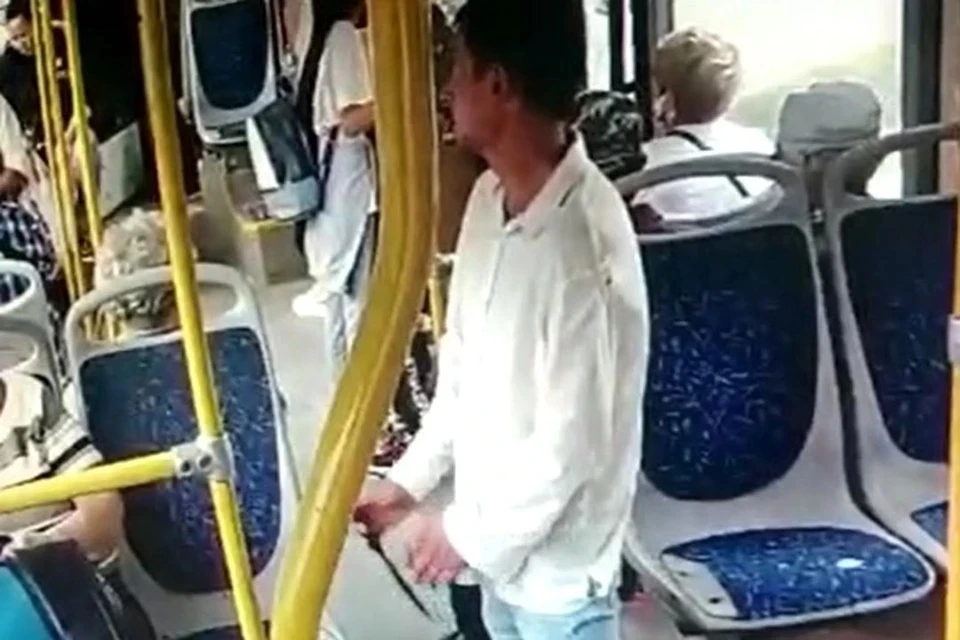 Новосибирца, ударившего ножом пенсионера в автобусе, оставили под арестом. Фото: Кадр из видео
