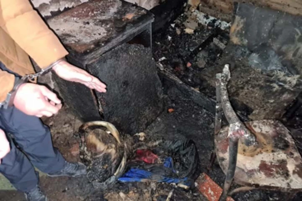 Спасатели успели вынести из горящего дома женщину