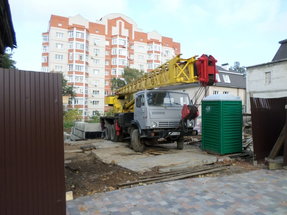 Чиновники выдали разрешение на строительство дома на улице Щедрина в Рязани. Они ссылаются на решение суда. Фото: vk.com/voopik_rzn