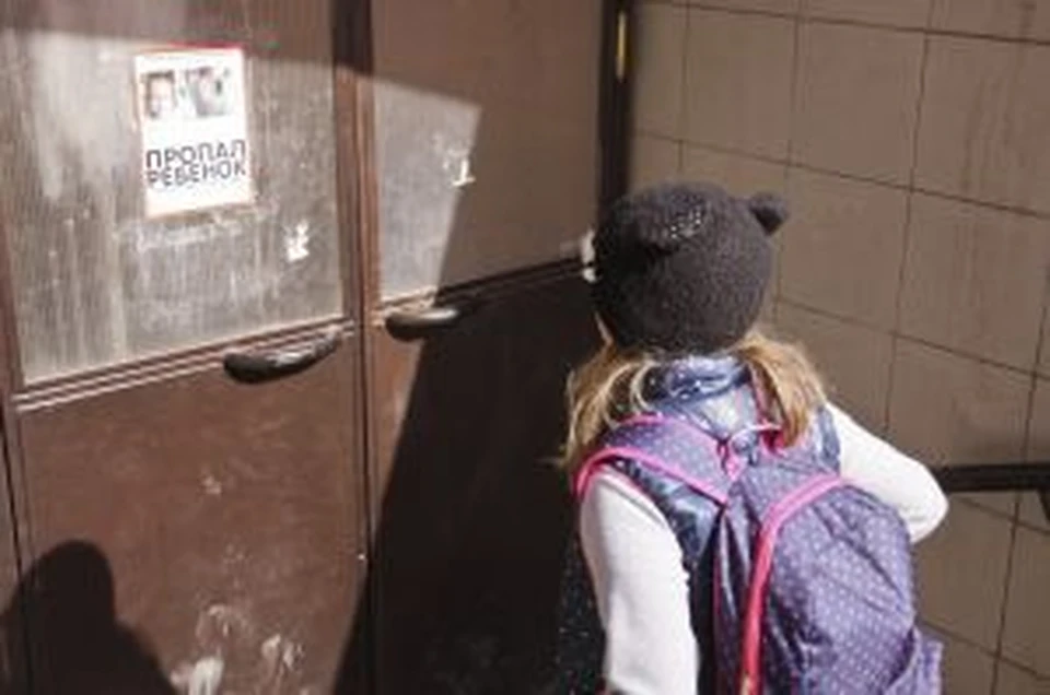 После конфликта с учителем девочка побоялась идти домой и сидела в подъезде