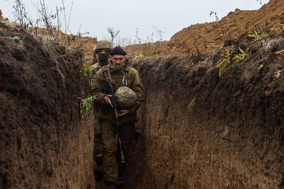 Украинские военные повредили кабель во время рытья окопов. Фото: Пресс-центр штаба «ООС»