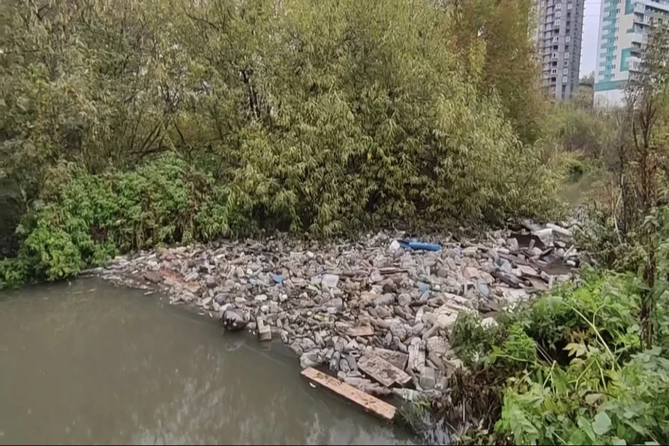 Всего было собрано 16 мешков мусора. Фото: стоп-кадр с видео группы «Сохраним реку Каменка»