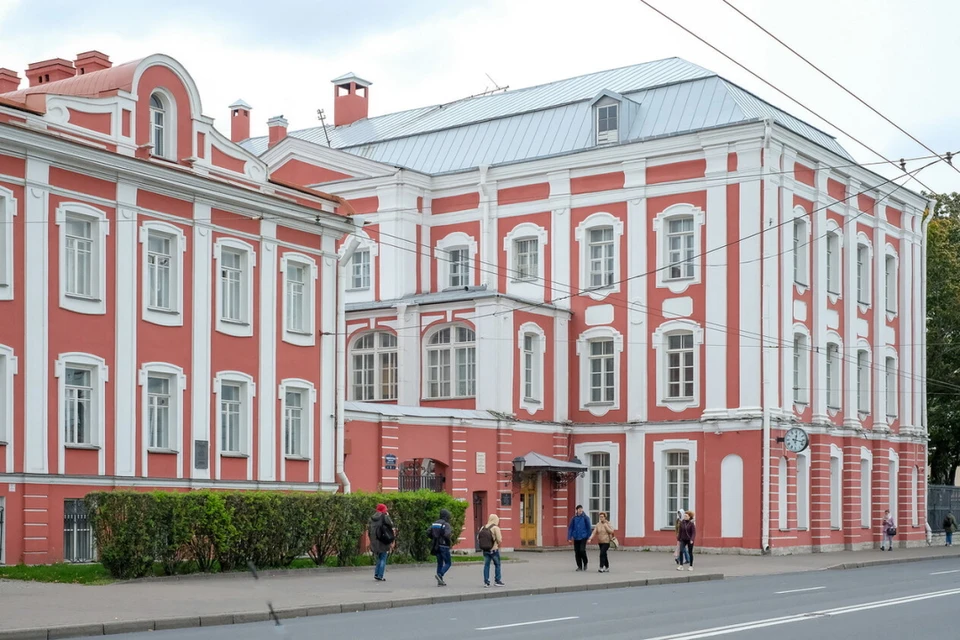 Полиция будет присматривать за студентами СПбГУ в общежитиях в Петергофе.