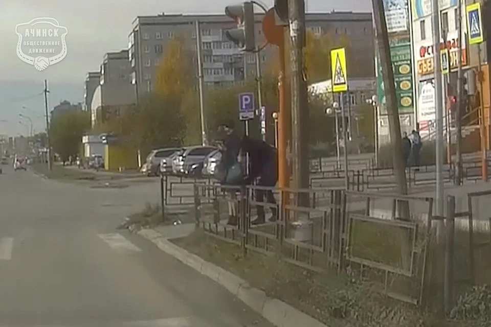 Житель Ачинска незаметно фотографировал у женщины под юбкой прямо на улице. Фото: стоп-кадр из видео vk.com/achinskavto