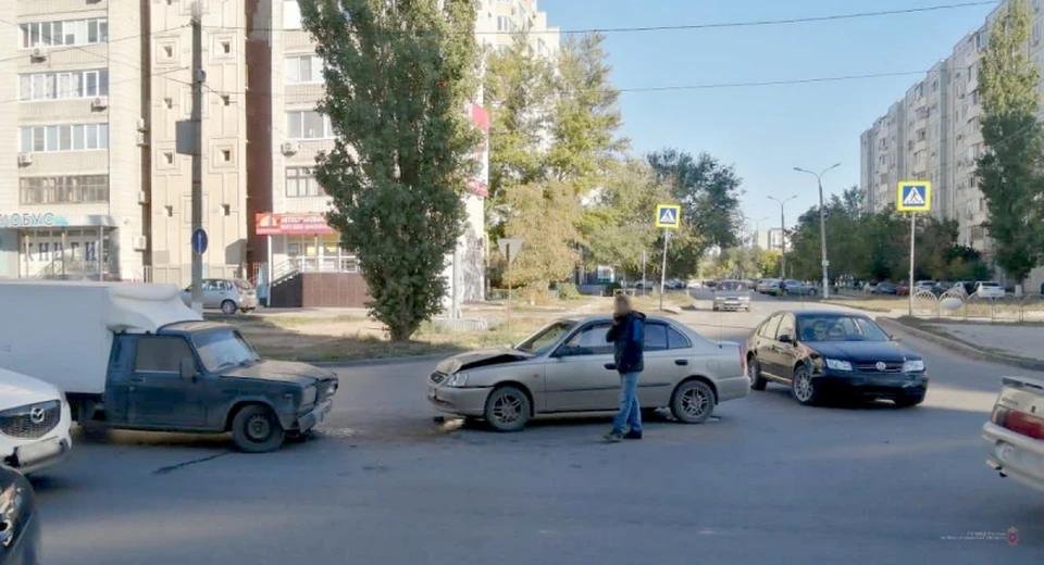 Девушка ехала в легковушке, в которую влетел "Фольксваген".