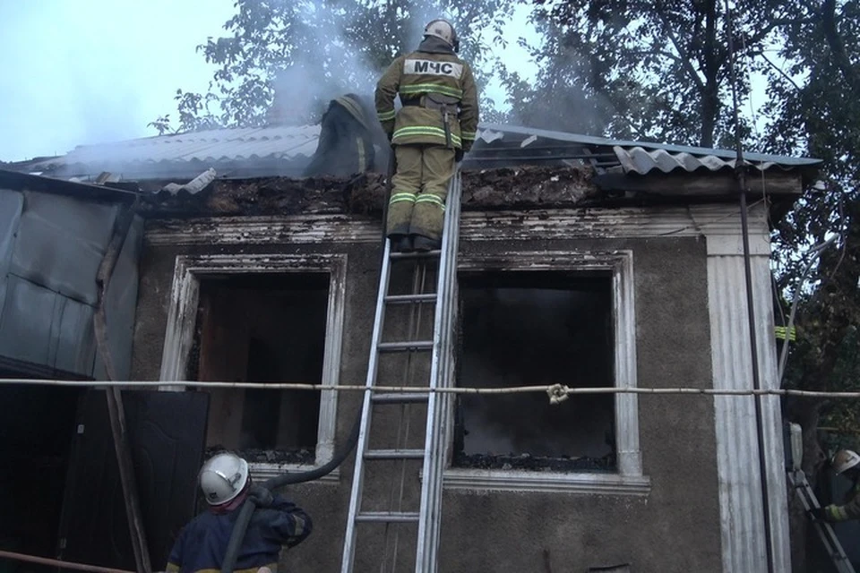 В Луганске в результате пожара уничтожен жилой дом на площади 100 кв. м. Фото: МЧС ЛНР