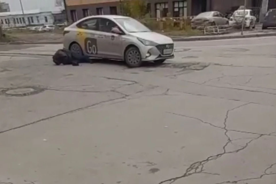 Мужчину выбросили из такси. Фото: скриншот из видео