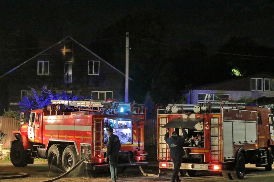 Жилой дом сгорел поздним вечером в Вязьме. Фото: пресс-служба ГУ МЧС по Смоленской области.