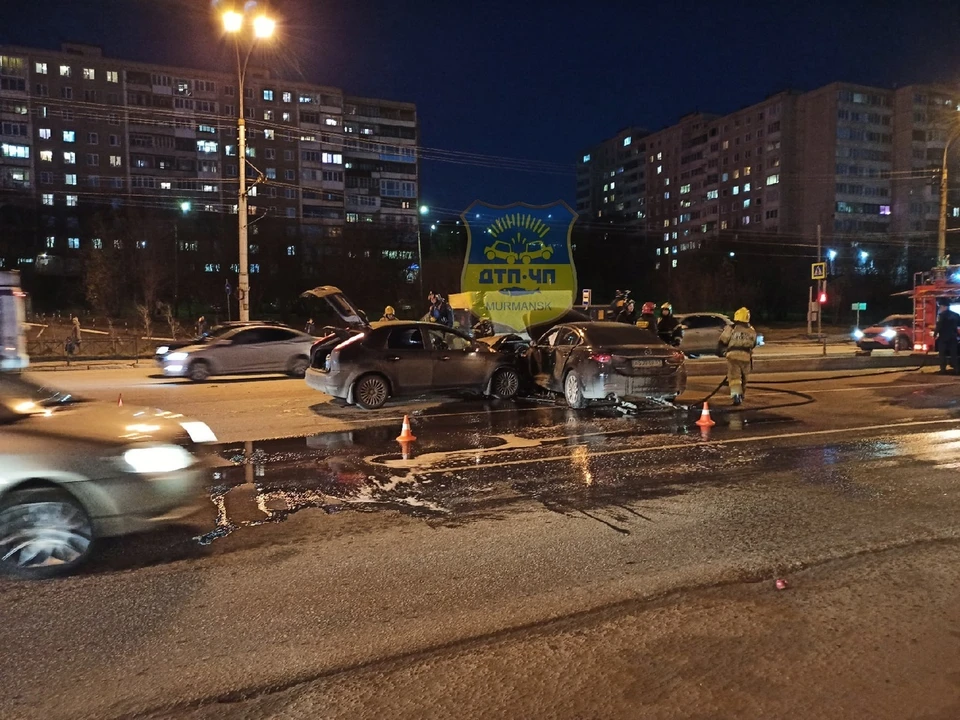 Две машины столкнулись у торгово-развлекательного центра. Фото: vk.com/murmansk_dtp