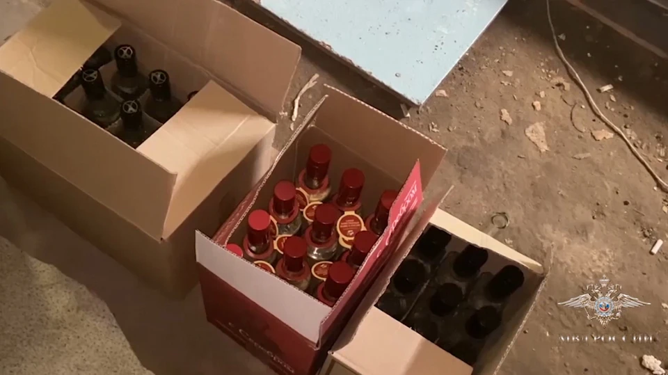 На складах у кладбища в Ишиме нашли больше тысячи бутылок паленого алкоголя.