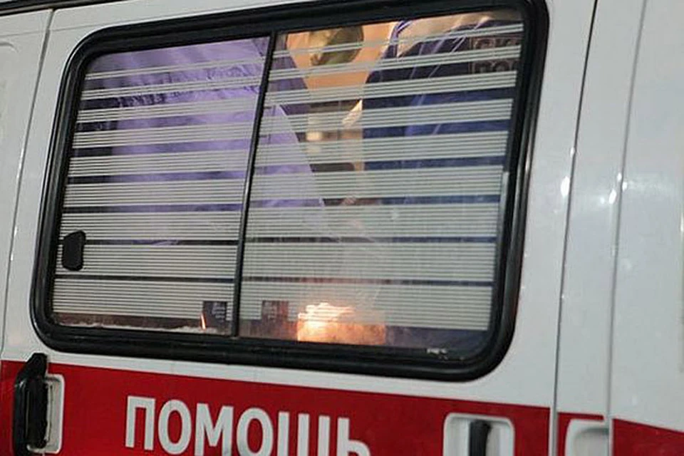 Водителя "Чери" и двух его пассажирок на скорой отвезли в больницу.