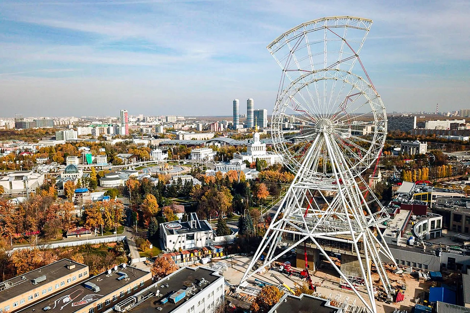 Возле ВДНХ возводят новое 140-метровое колесо обозрения «Солнце Москвы».