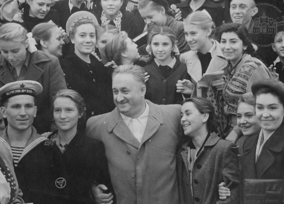 Композитор Вано Мурадели (в центре) на стадионе Черноморского флота в 17 октября 1954 года