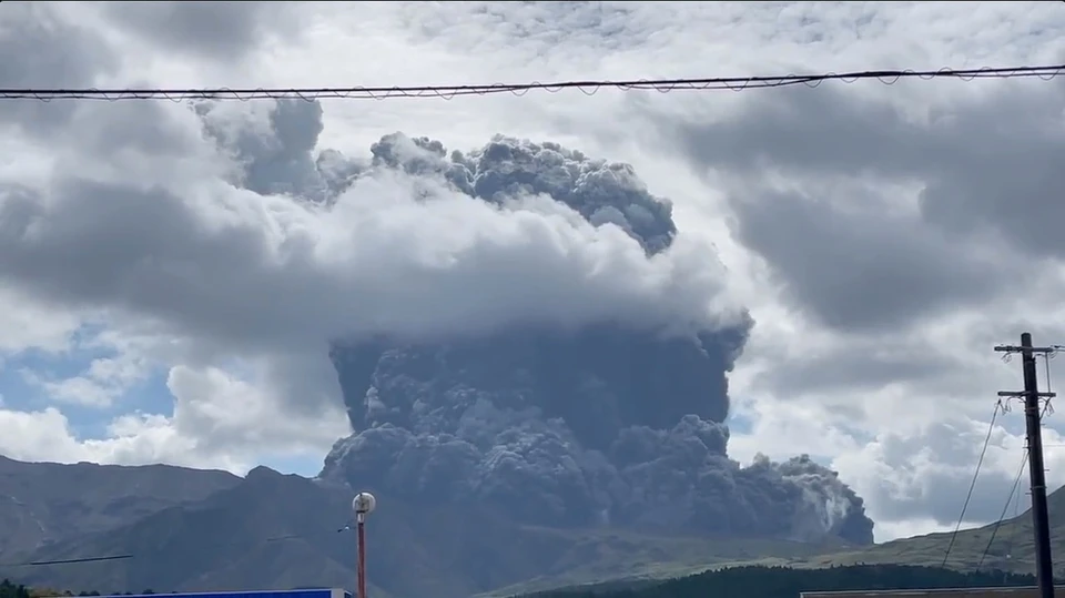 Столб дыма и пепла из кратера вулкана поднялся на высоту около 3,5 километров