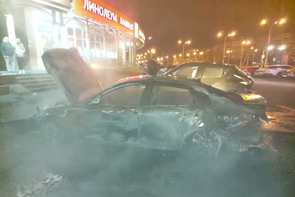 Три машины сгорели на улице Катукова