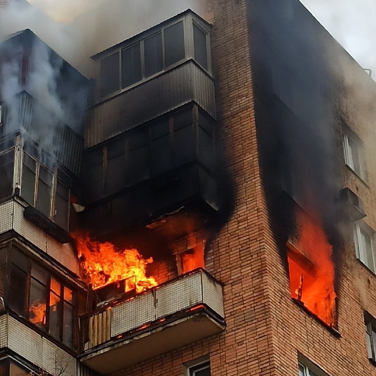 «Там просто комната из огня!»: в центре Самары горит жилая девятиэтажка,  пламя охватило несколько квартир - KP.RU