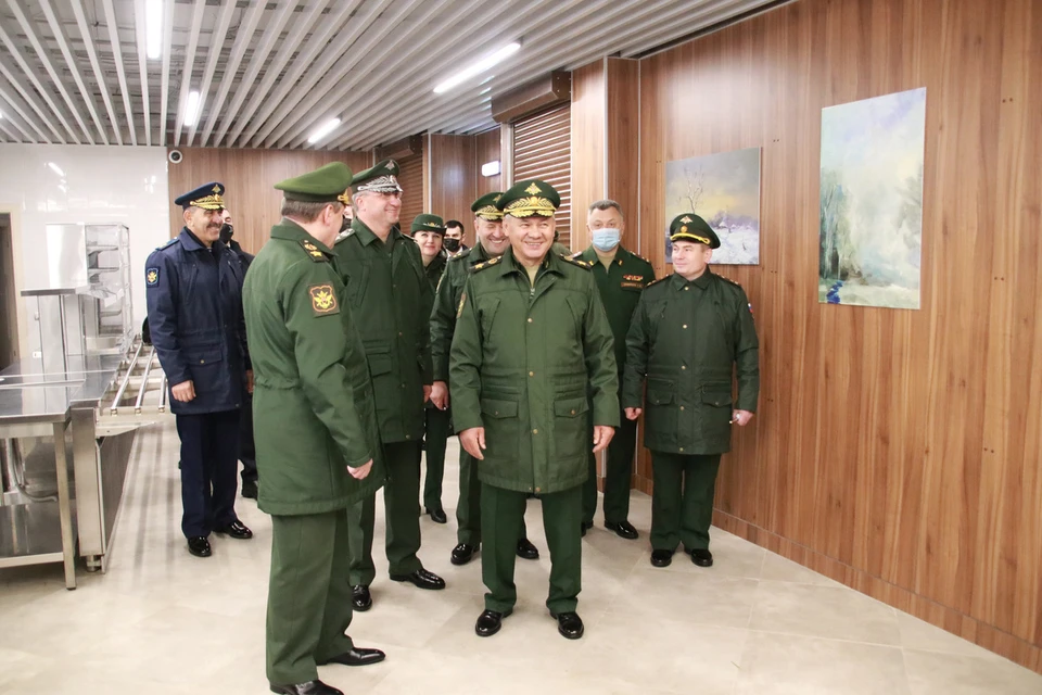 Министр обороны Сергей Шойгу посетил новые корпуса, в которых расположились лаборатории химиков и Служба безопасности полетов