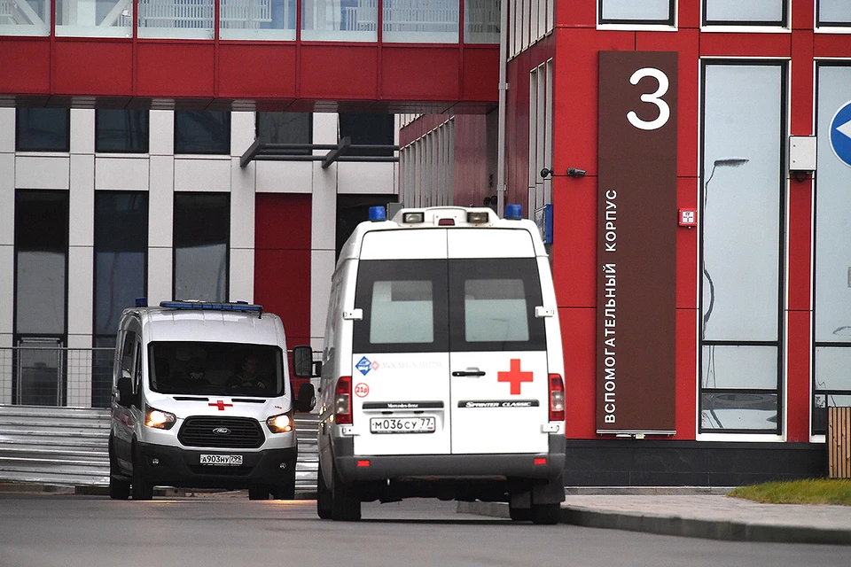 Машины скорой помощи у многопрофильного стационара в Коммунарке.