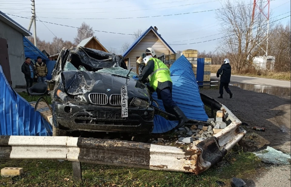BMW врезался в отбойник в Балахнинском районе 23 октября Фото: группа Вконтакте Истомино online