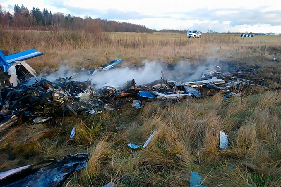 Около деревни Ватулино в Рузе разбился высокоплан «Аэропракт» А-22. Фото: 50.mchs.gov.ru