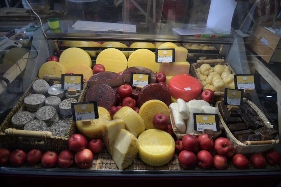 На ранках Симферополя специалисты обнаружили более тонны опасных продуктов