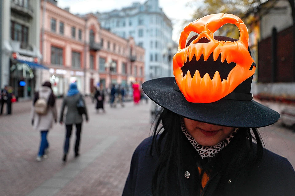 Празднование Хэллоуина во время пандемии в Москве. Фото: Юрий Кочетков, ЕРА/ТАСС