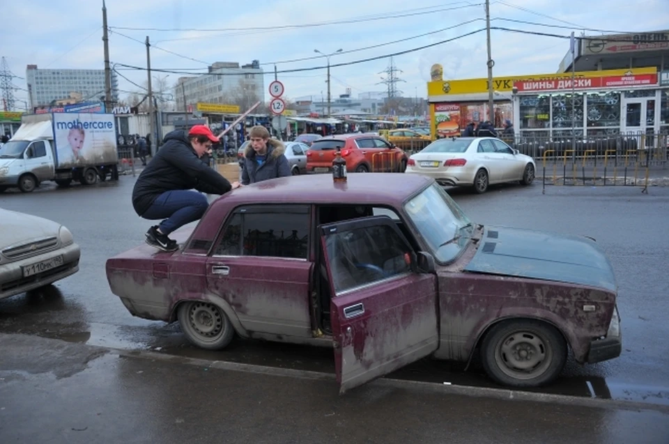 Томская Госавтоинспекция обращается к горожанам, если вы стали очевидцем нарушений правил дорожного движения, позвоните в дежурную часть ГИБДД по телефонам: 66-44-22, 66-44-24 или по телефону 102.